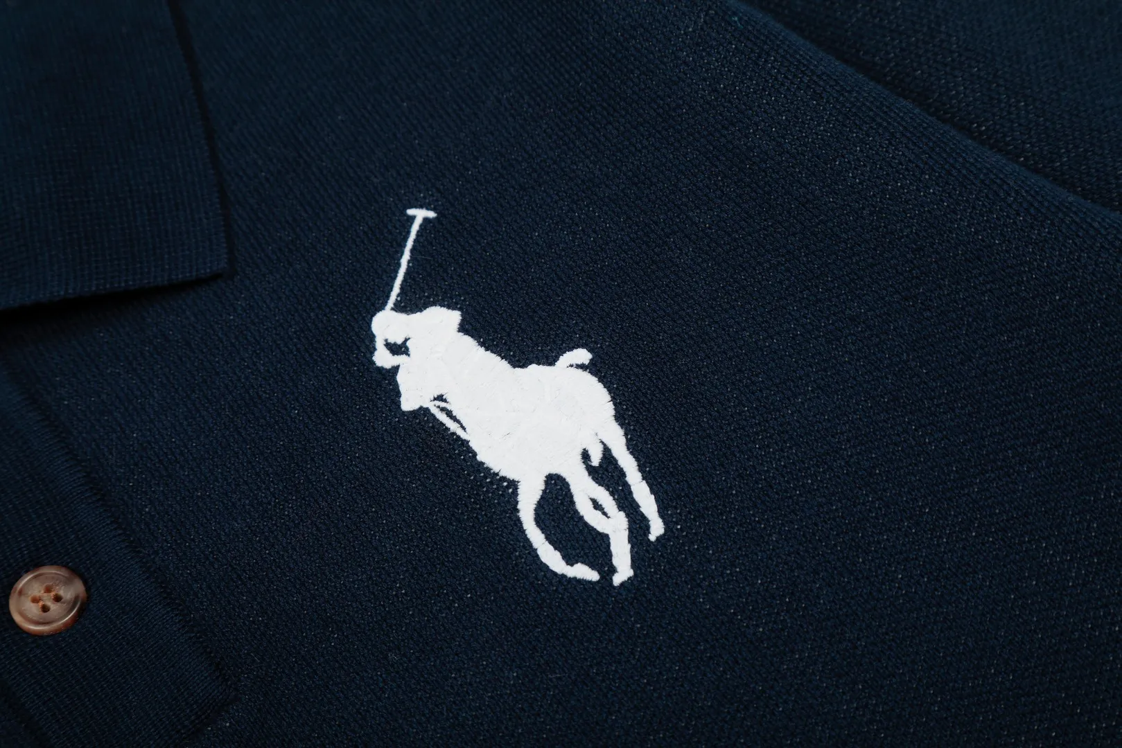 P250 Top quality" Style number: DS164# (not off the shelves all year round) [Ralph Lauren autumn and winter Malaysia embroidered logo knitted POLO lapel sweater] ✅Ralph Lauren Ralph Lauren classic basic lapel POLO same style knitted autumn and winter sweater for men and women ✅Main supplier platform live broadcast Wholesale entity Replenish when out of stock Not off the shelf ✅ZP quality 1:1 version Scan the code to enter the GF website Counter quality ✅Detailed quality is the only one in Guangzhou Imported quality cotton yarn, 750g weight, focusing on high-end, cost-effective, good quality, needless to say, ✅The version is restored to the original order, the maximum size can be worn up to 190 pounds, loose, comfortable and stress-free, ✅The upper body is simple and easy to match, a must-have for male gods. Good-looking clothes are never picky. A must-have in couples' wardrobes. Size: S-XL. Color: Milk white, gray, black and white, black and red, navy white label, navy red label